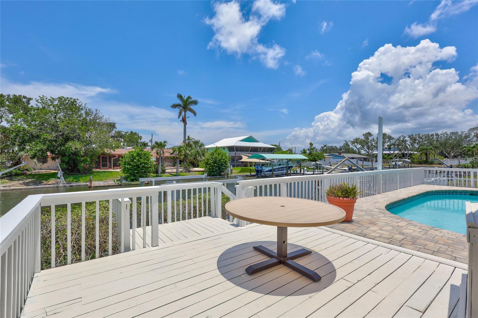 Listing photo id 49 for 4506 17th Street W