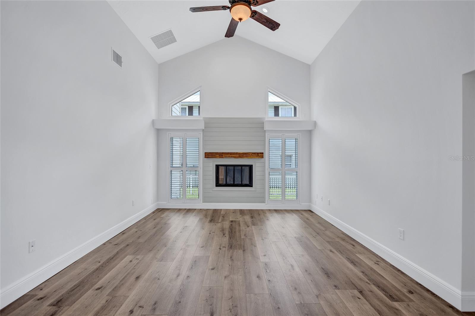 Listing photo id 4 for 4506 17th Street W