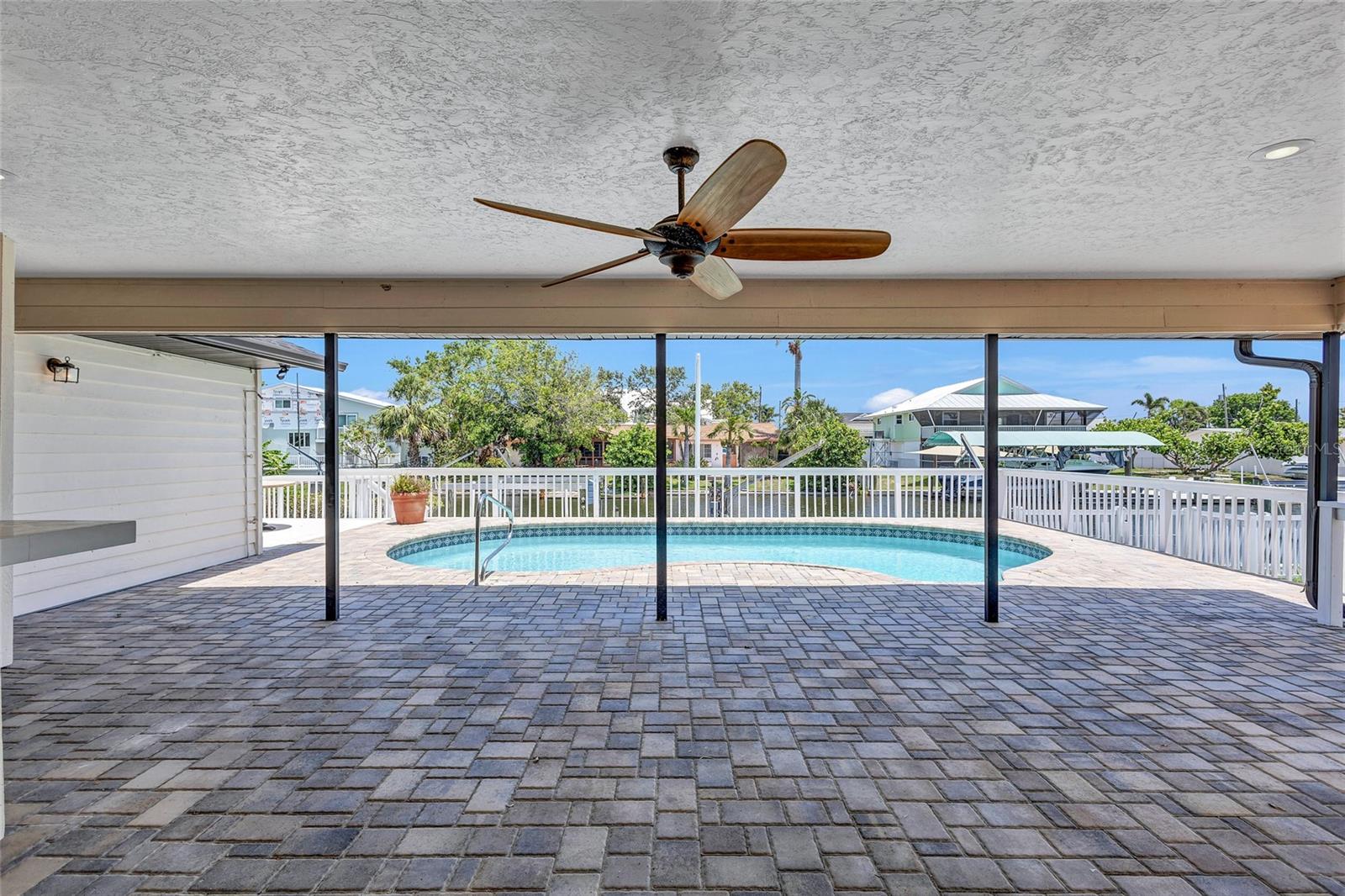Listing photo id 58 for 4506 17th Street W
