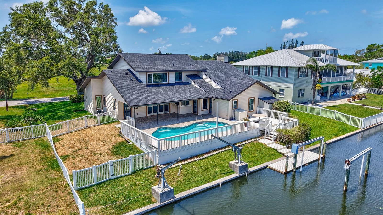 Listing photo id 60 for 4506 17th Street W
