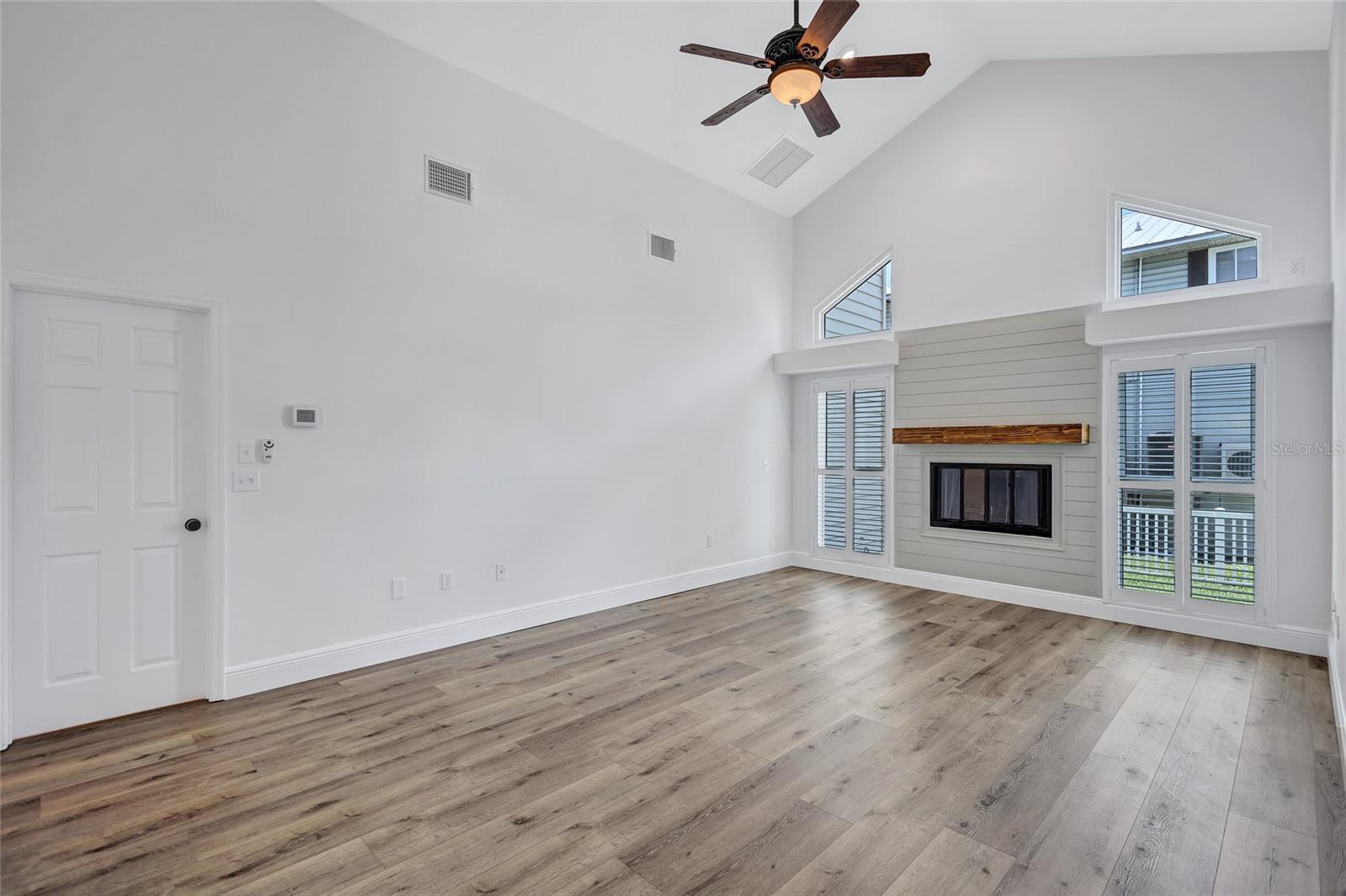 Listing photo id 5 for 4506 17th Street W