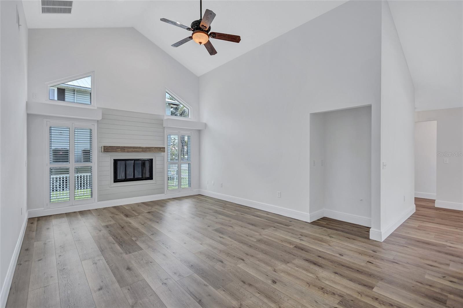 Listing photo id 6 for 4506 17th Street W