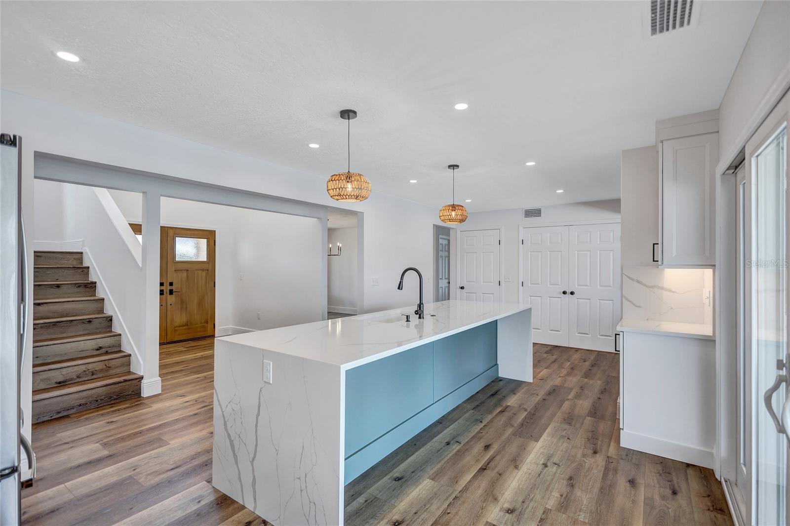 Listing photo id 7 for 4506 17th Street W