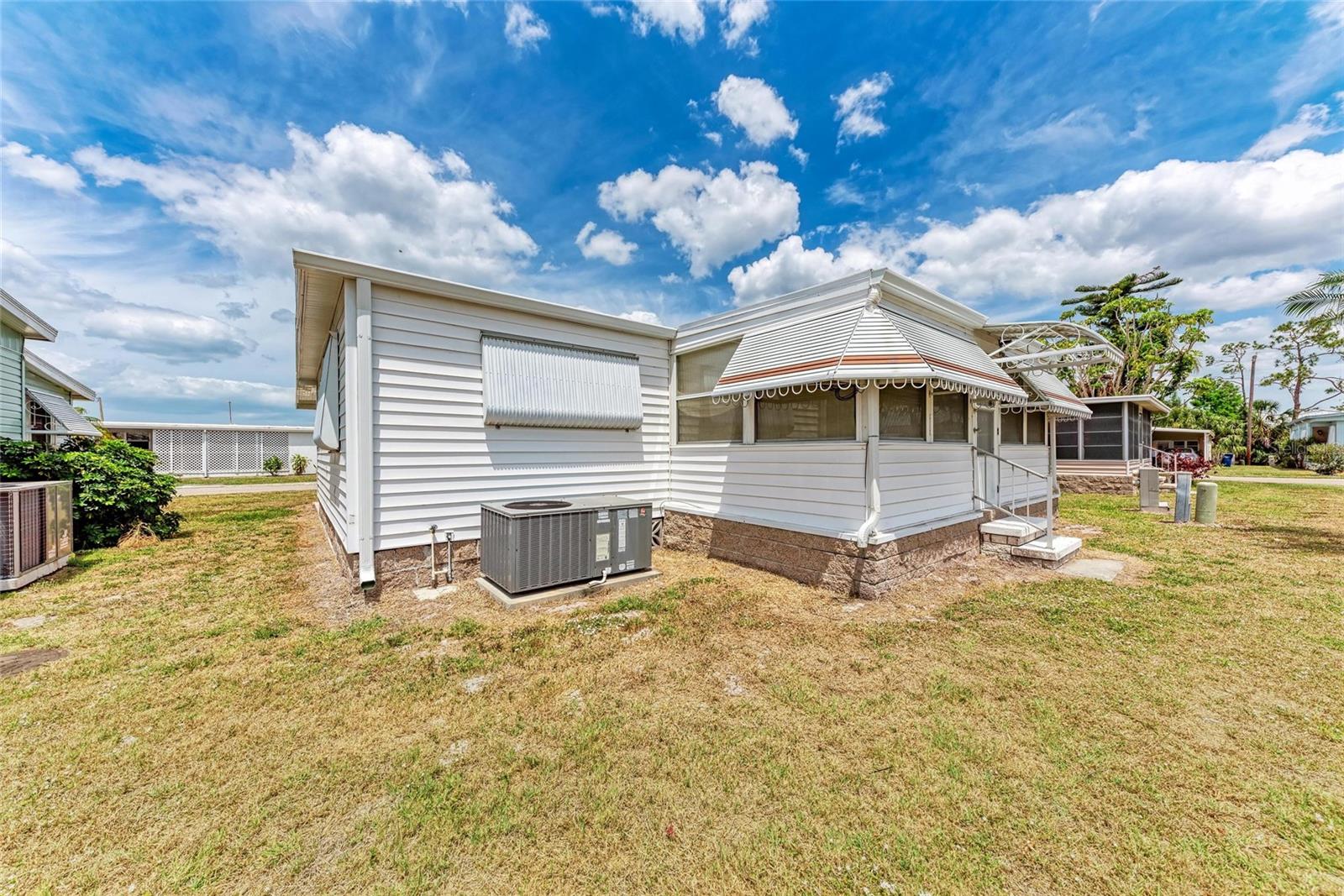 Image 28 of 34 For 5619 Bayshore Road 203