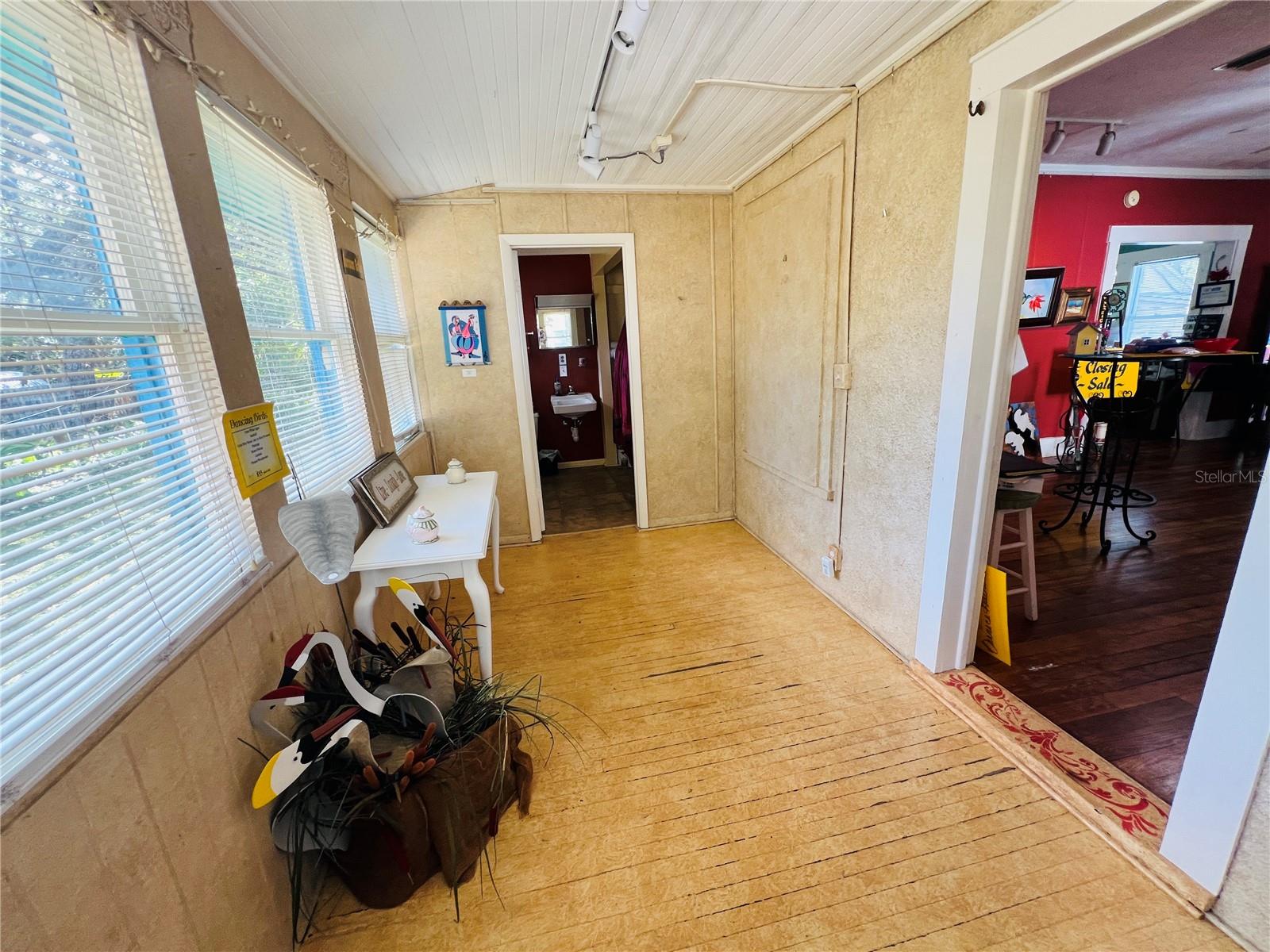 Image 10 of 88 For 1019 10th Avenue W