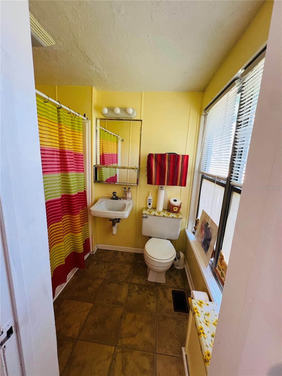 Image 39 of 88 For 1019 10th Avenue W