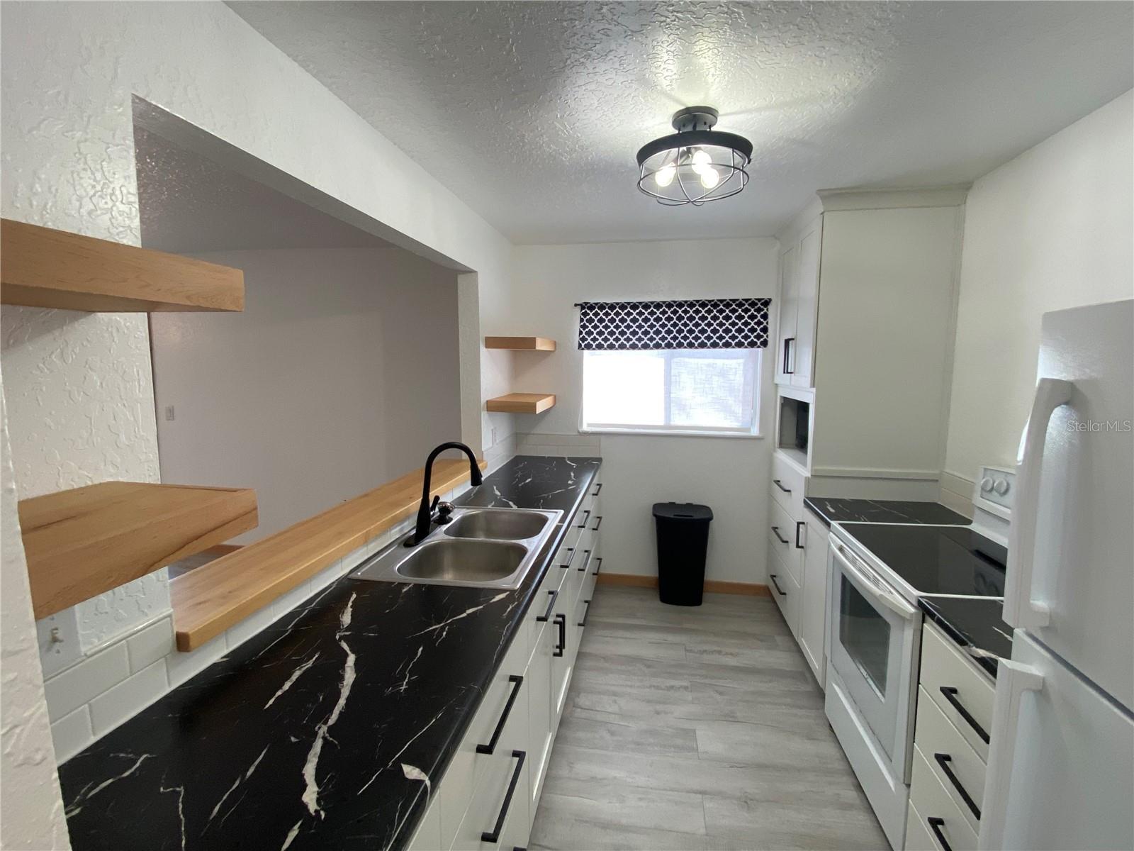 Image 3 of 17 For 1951 Toucan Way 210