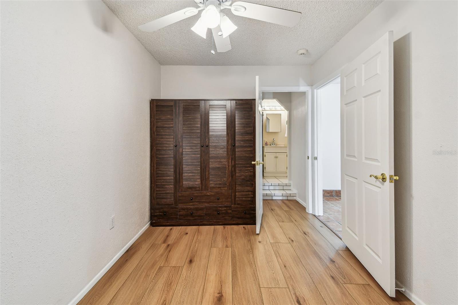 Image 13 of 92 For 10104 Sandpiper Road E