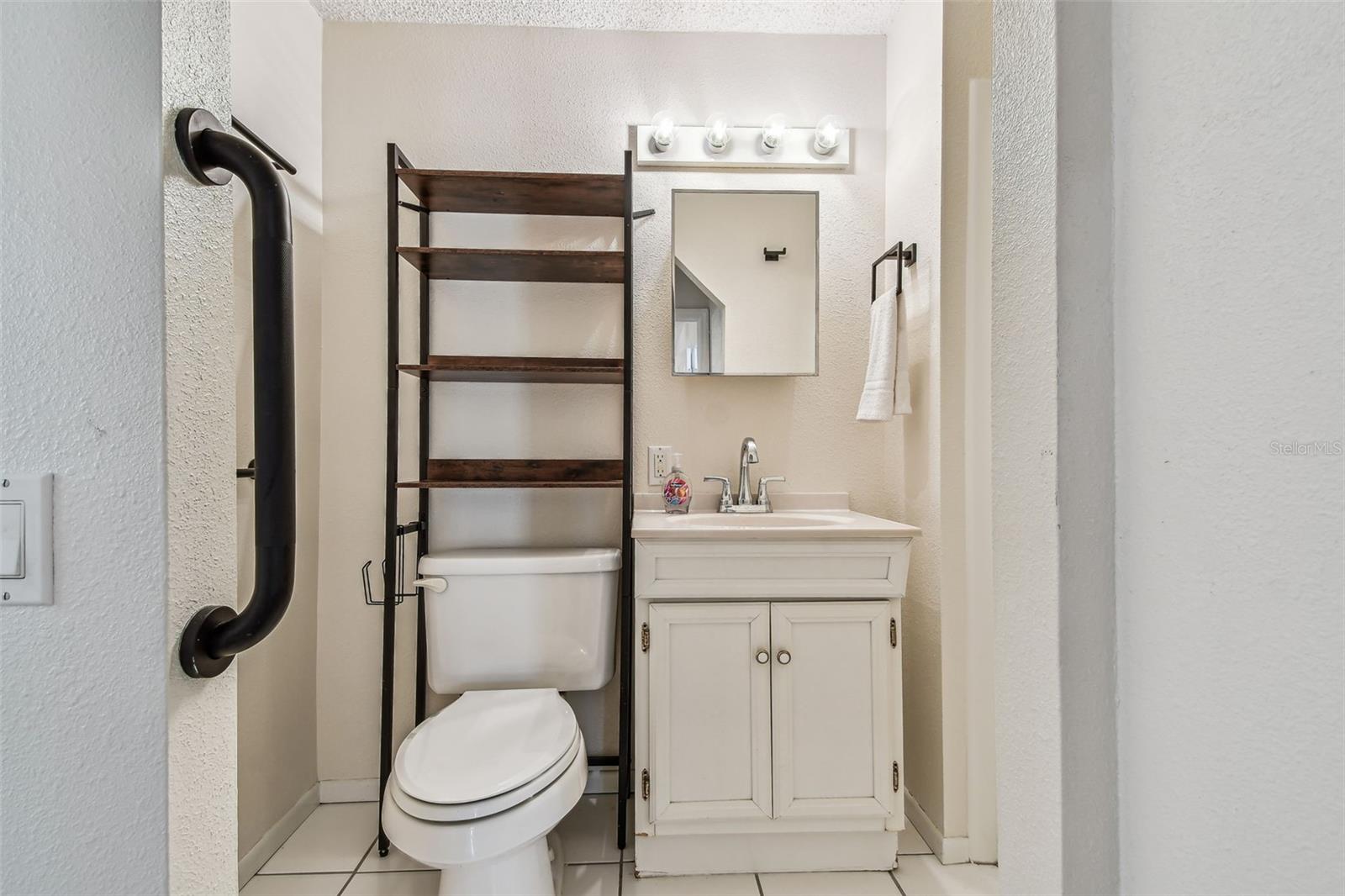 Image 15 of 92 For 10104 Sandpiper Road E