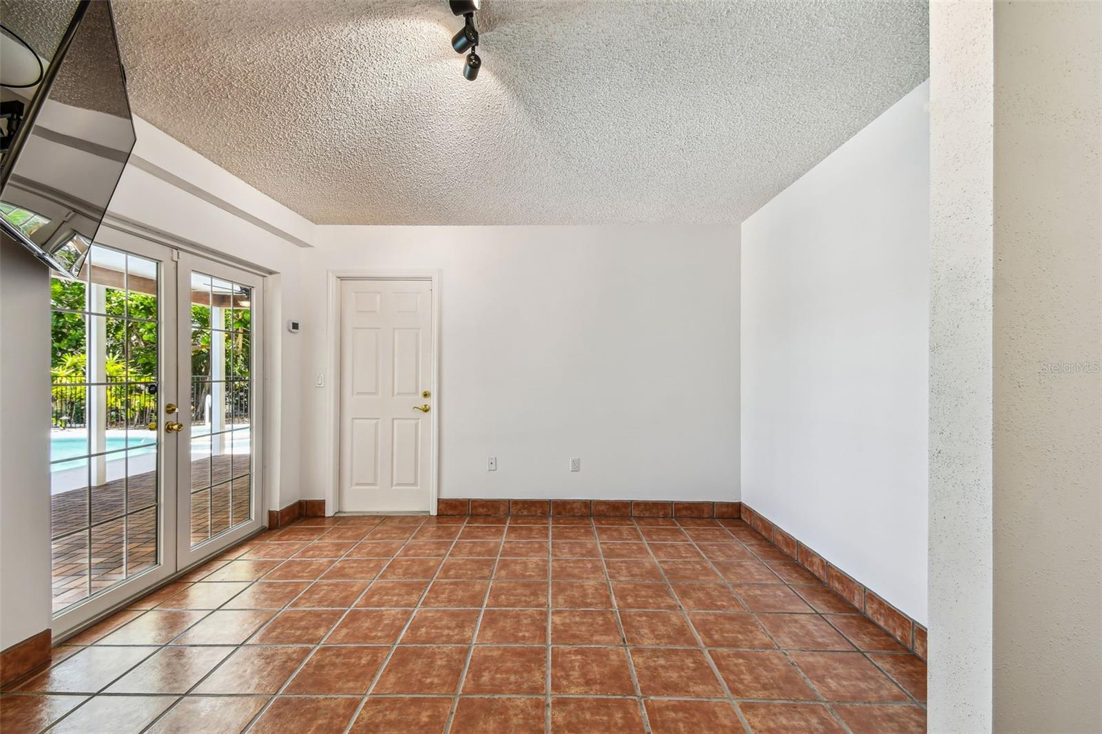 Image 21 of 92 For 10104 Sandpiper Road E