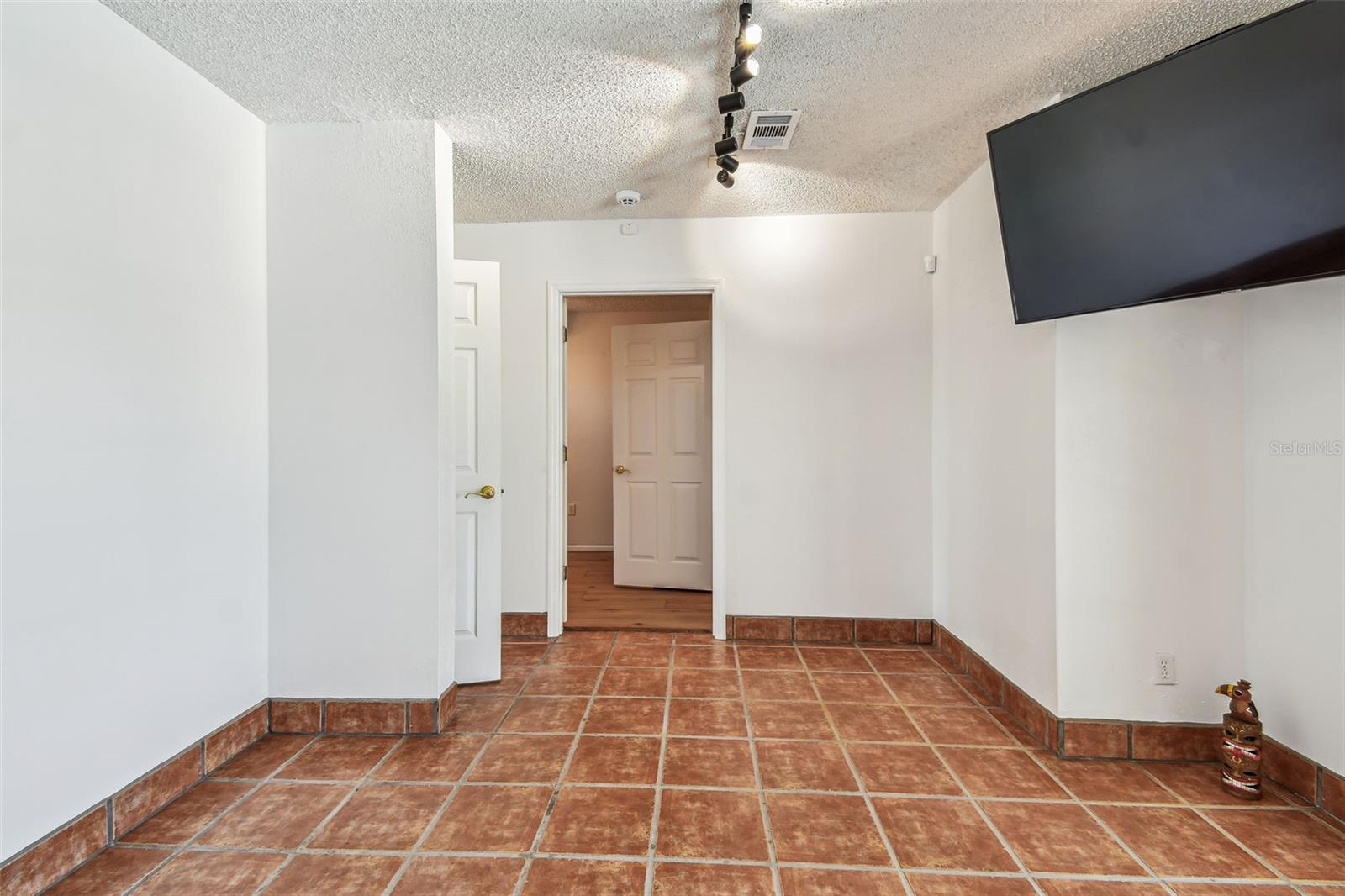 Image 23 of 92 For 10104 Sandpiper Road E