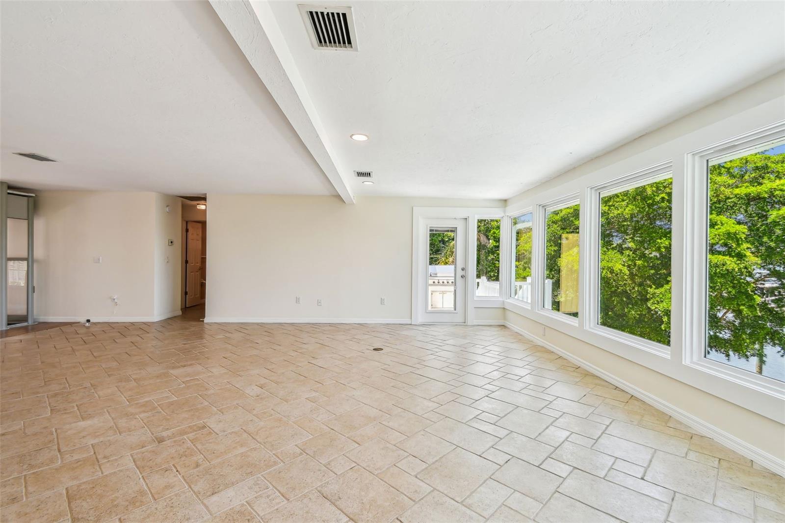 Image 27 of 92 For 10104 Sandpiper Road E