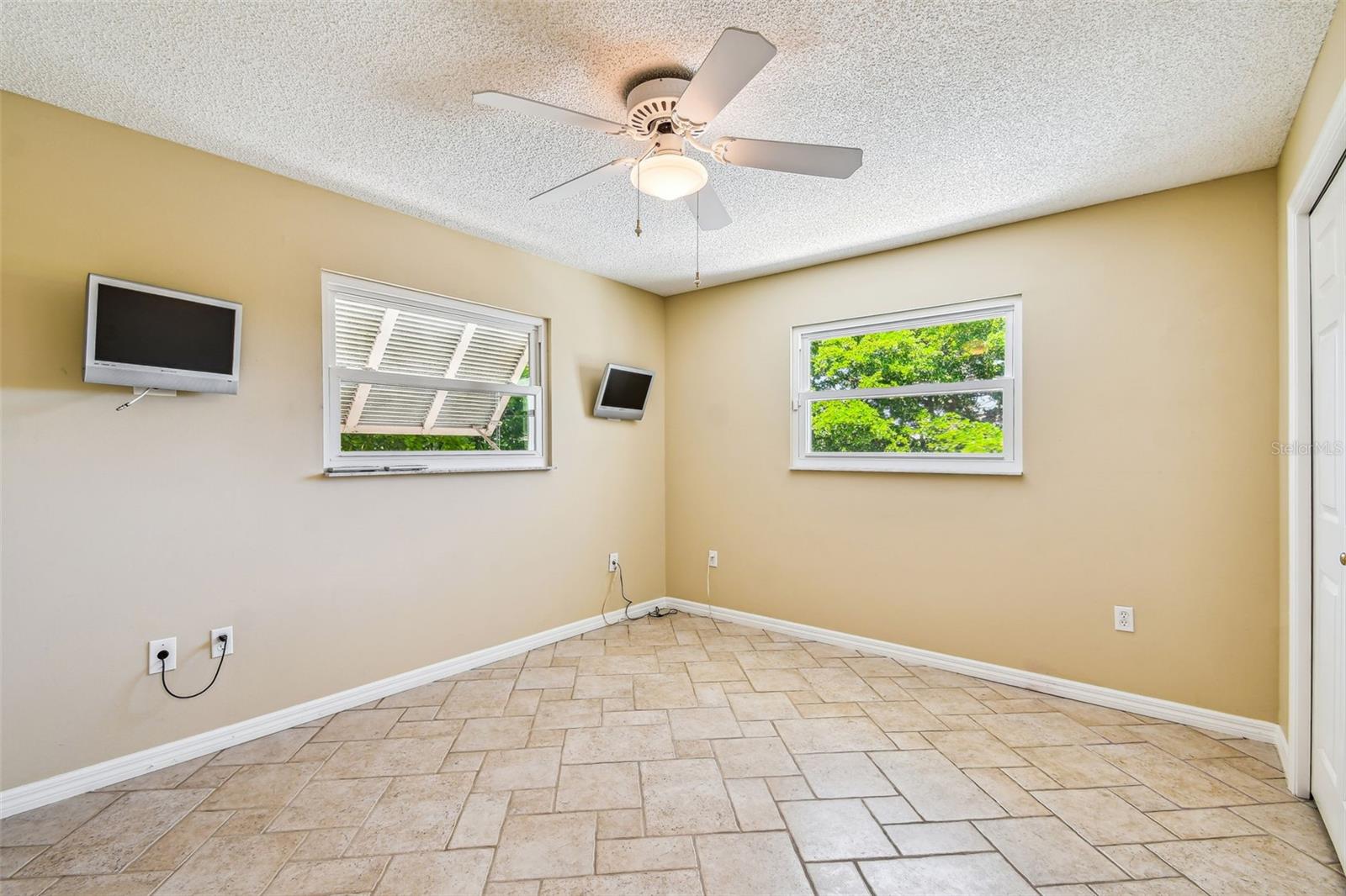 Image 35 of 92 For 10104 Sandpiper Road E