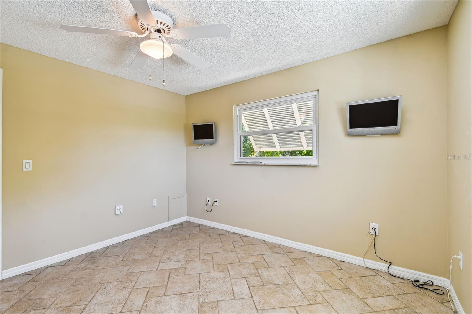 Image 36 of 92 For 10104 Sandpiper Road E