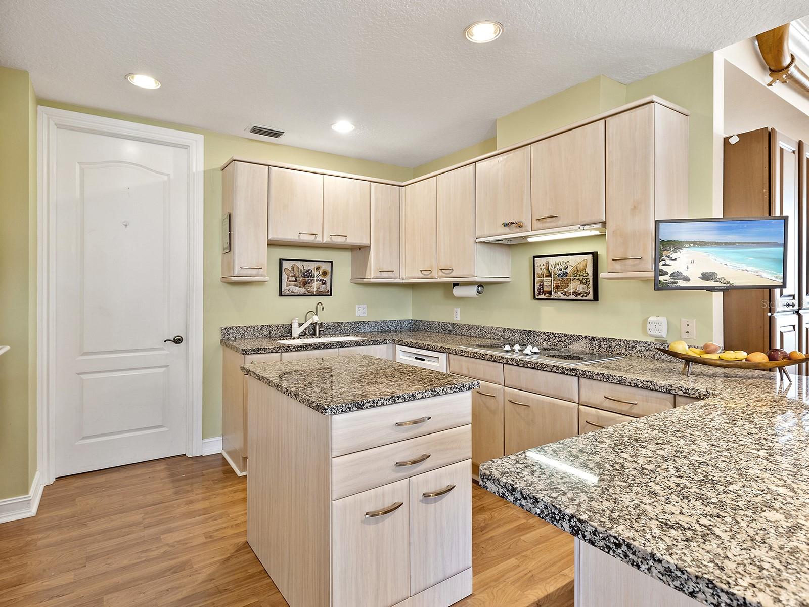 Image 8 of 47 For 1233 Gulfstream Avenue 401