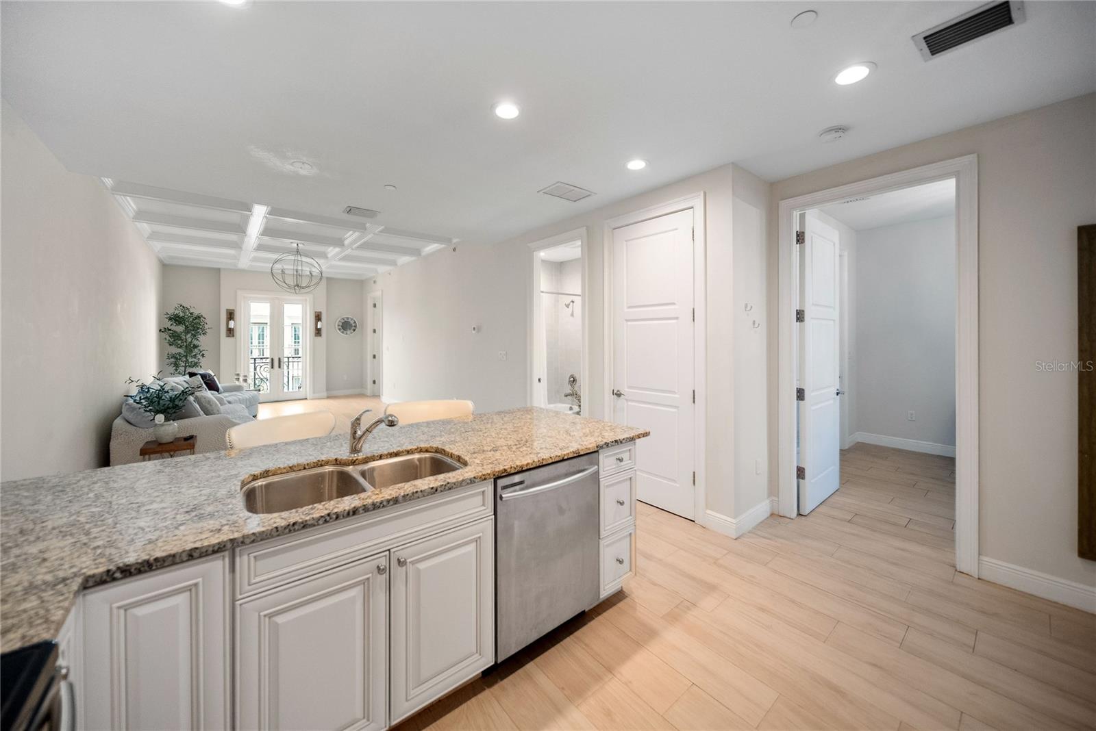 Image 17 of 74 For 525 Orange Avenue 302