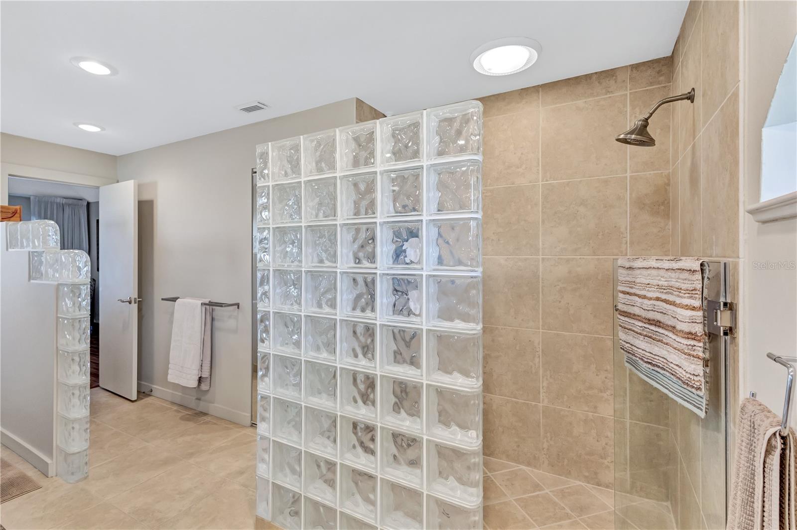 Image 36 of 97 For 105 Inlets Boulevard 105