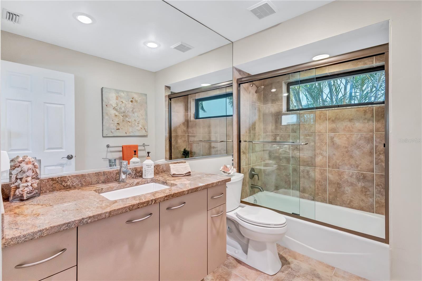 Image 41 of 97 For 105 Inlets Boulevard 105