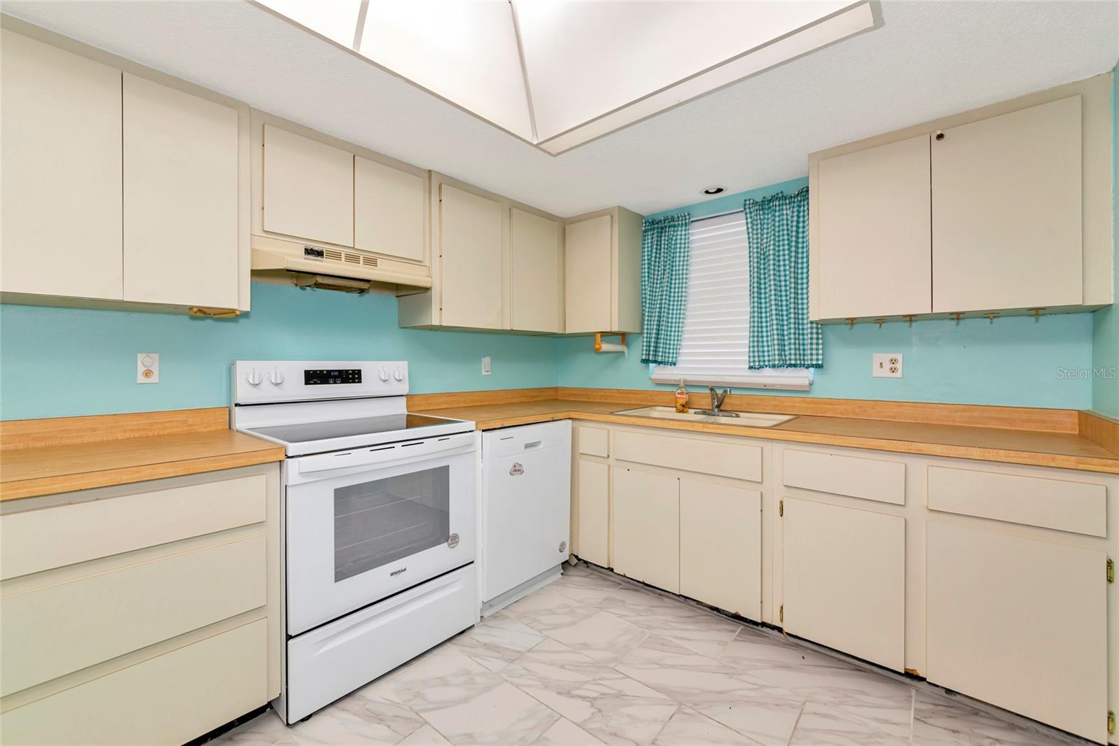 Image 5 of 44 For 3072 Lake Bayshore Drive 119