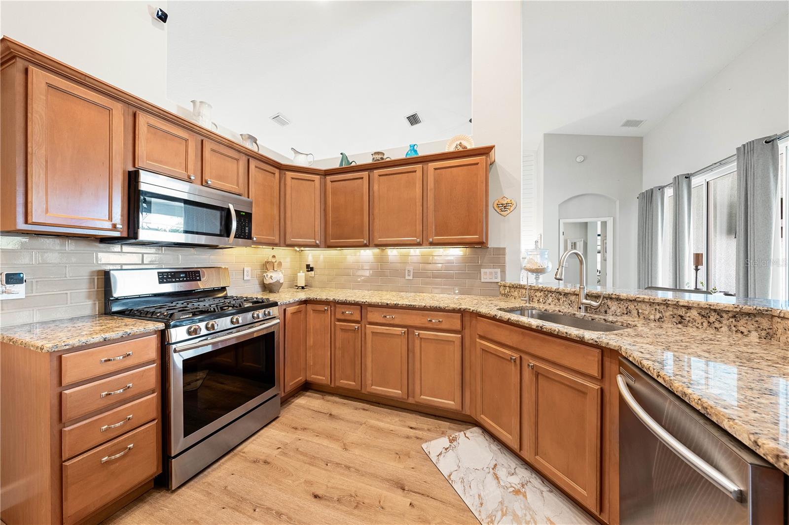 Image 17 of 52 For 6750 64th Terrace E