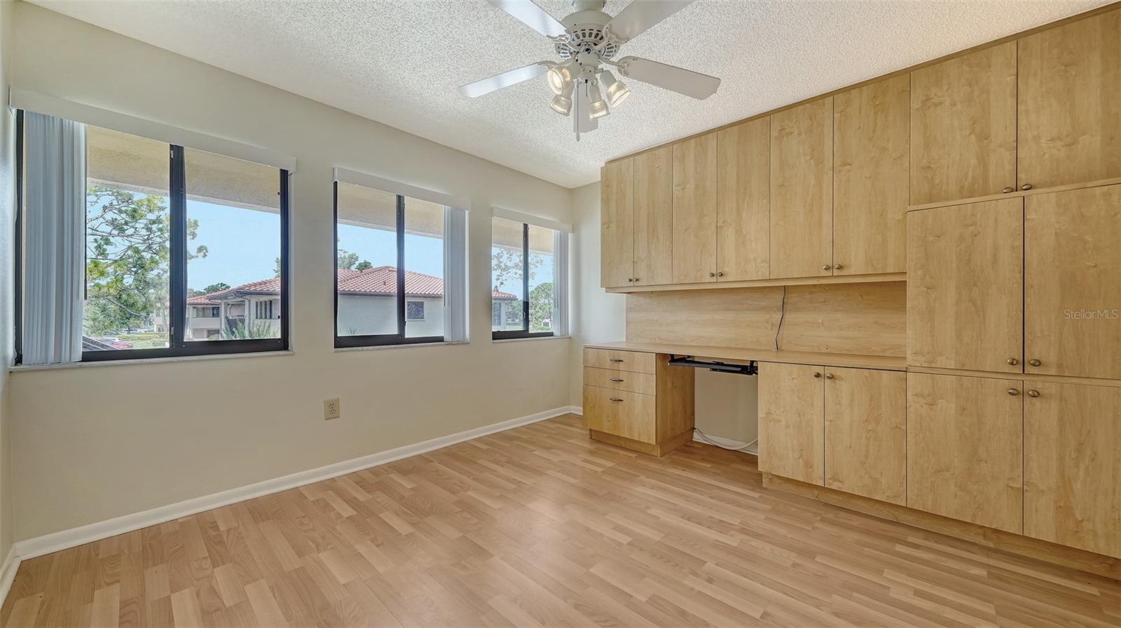 Image 12 of 33 For 5255 Lake Village Drive 40