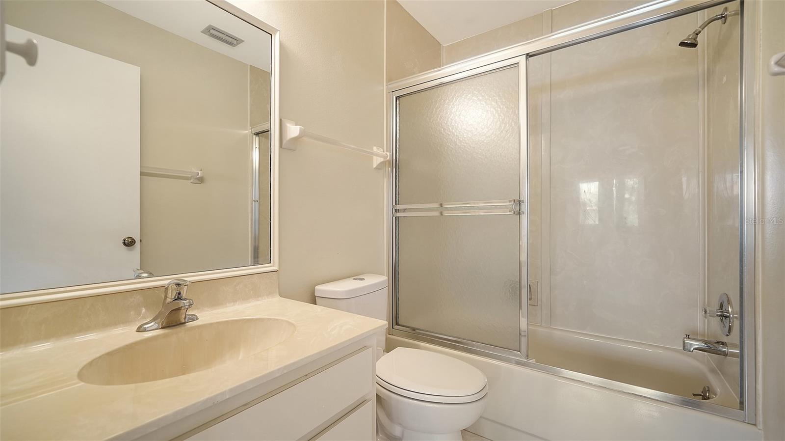 Image 13 of 33 For 5255 Lake Village Drive 40