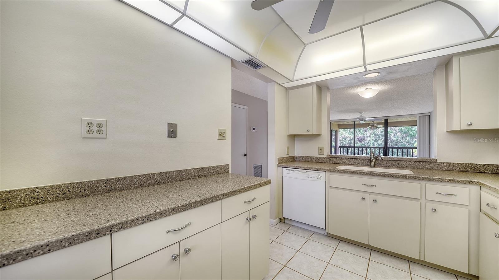 Image 7 of 33 For 5255 Lake Village Drive 40