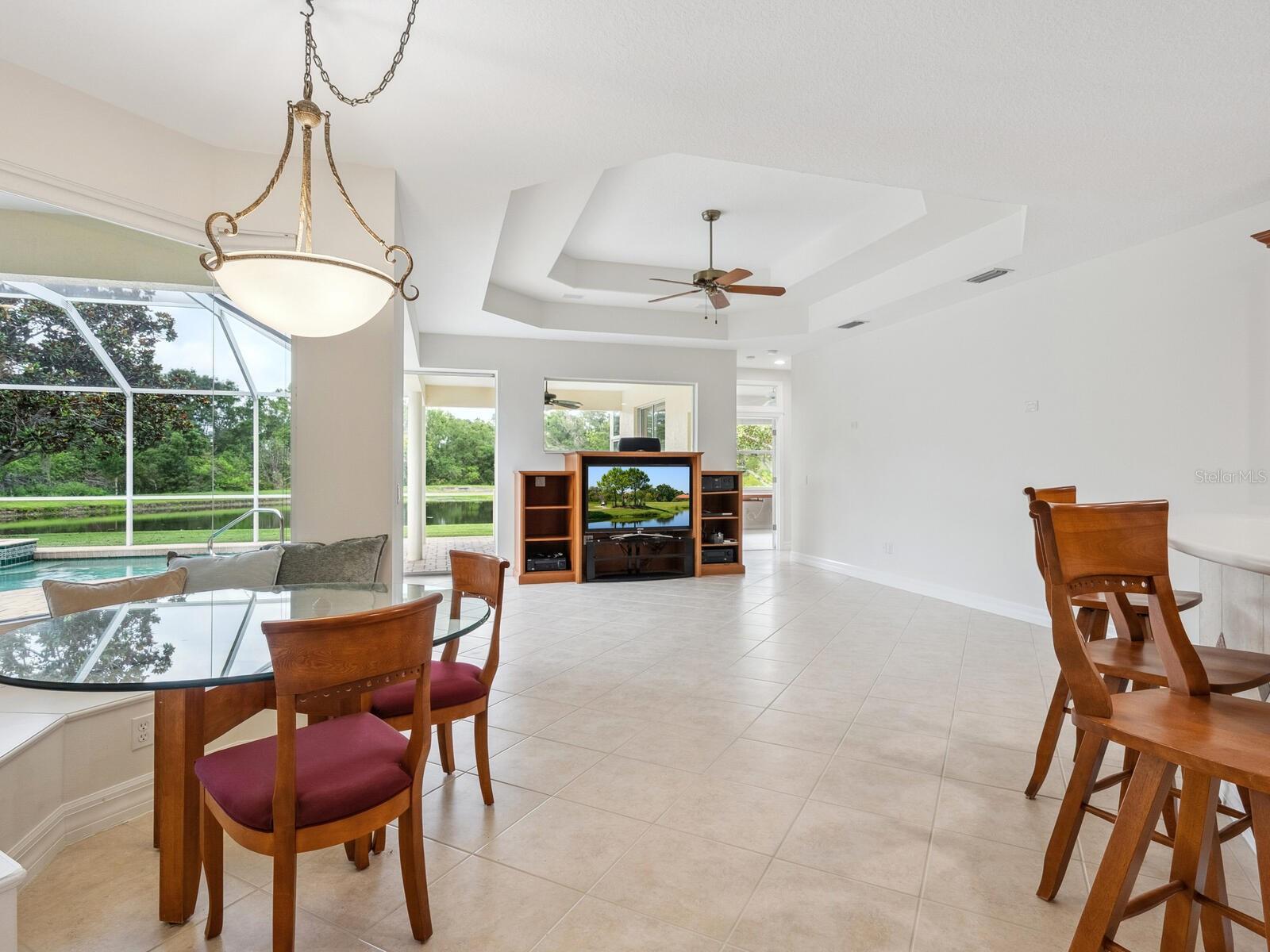 Listing photo id 11 for 6811 Honeysuckle Trail