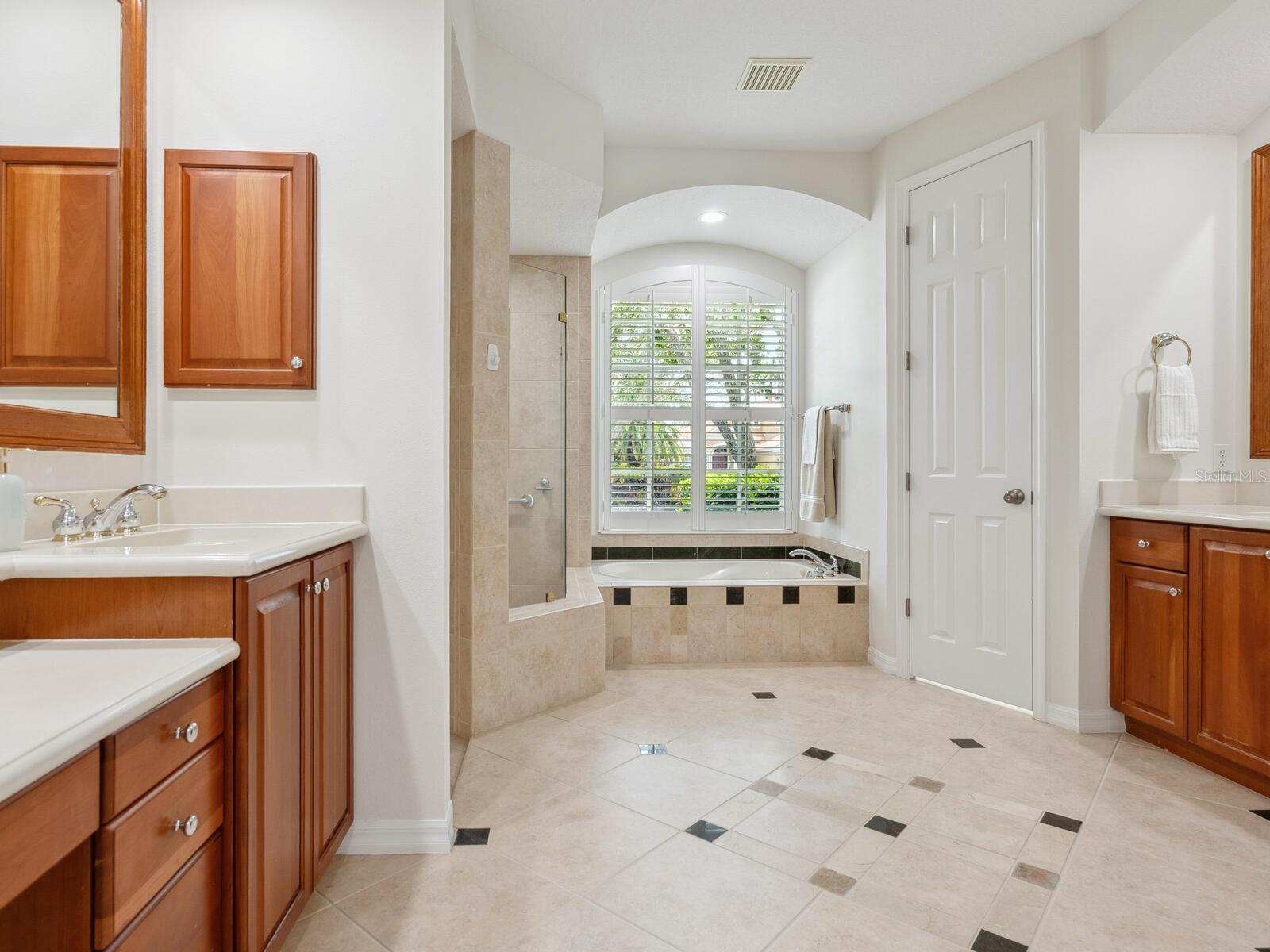 Listing photo id 25 for 6811 Honeysuckle Trail