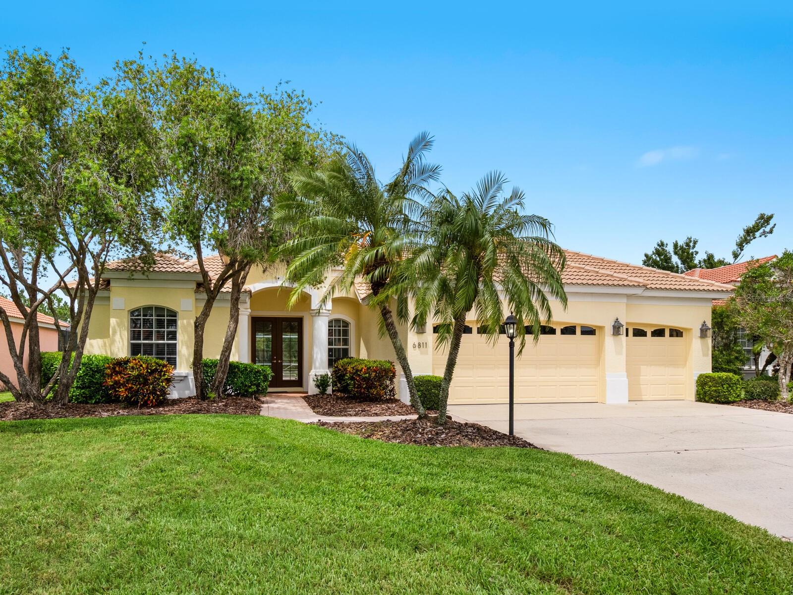 Listing photo id 1 for 6811 Honeysuckle Trail