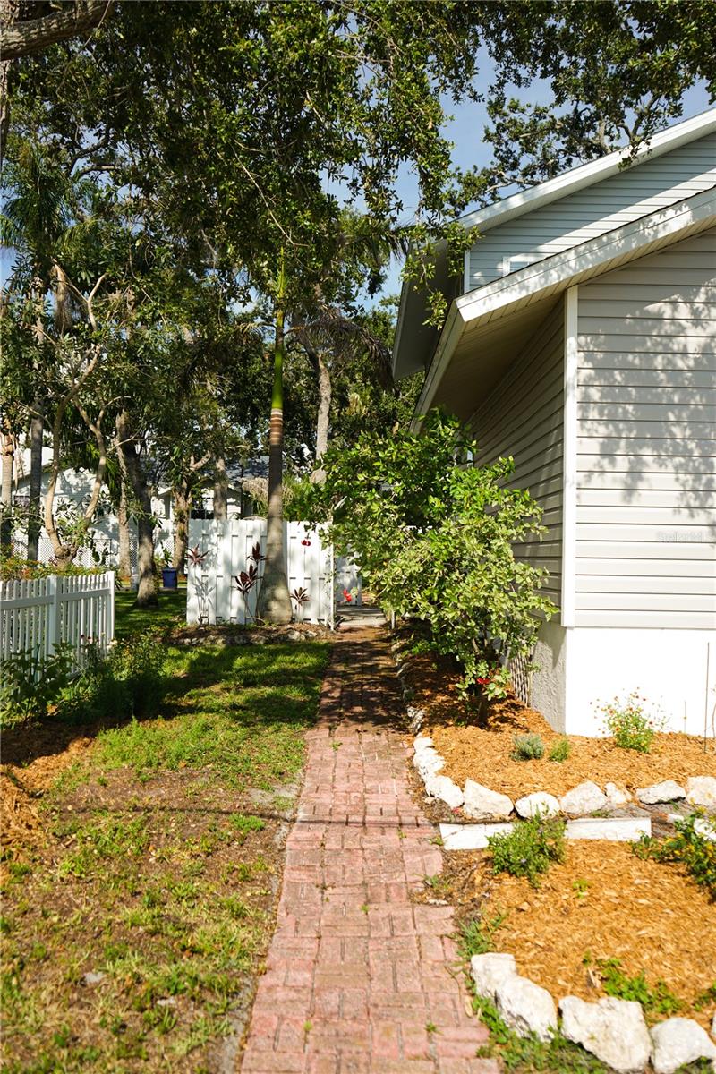 Image 8 of 55 For 1505 43rd Avenue Drive W