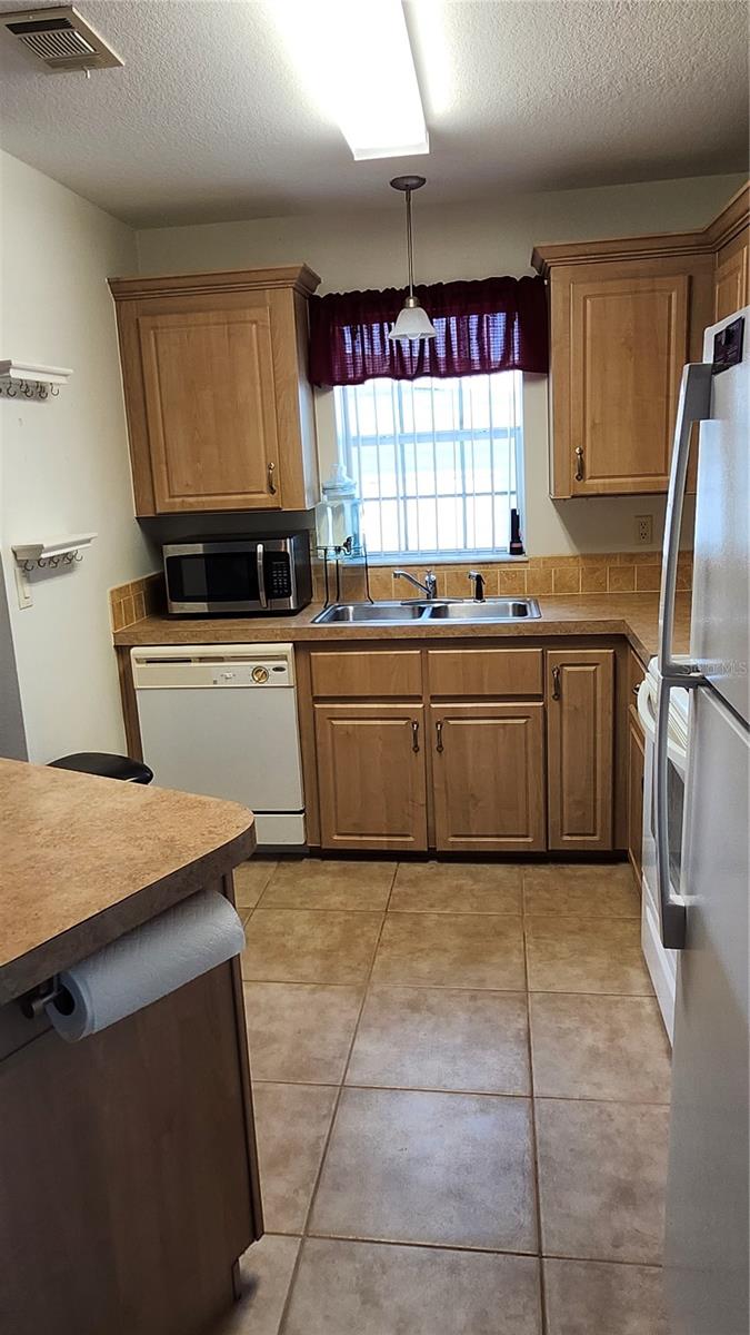 Listing photo id 3 for 1503 23rd Avenue W