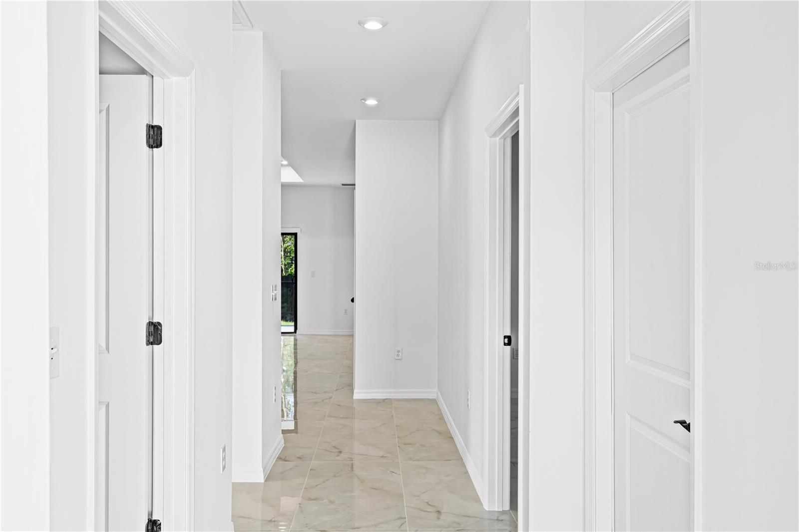 Image 11 of 42 For 920 Barton Street E