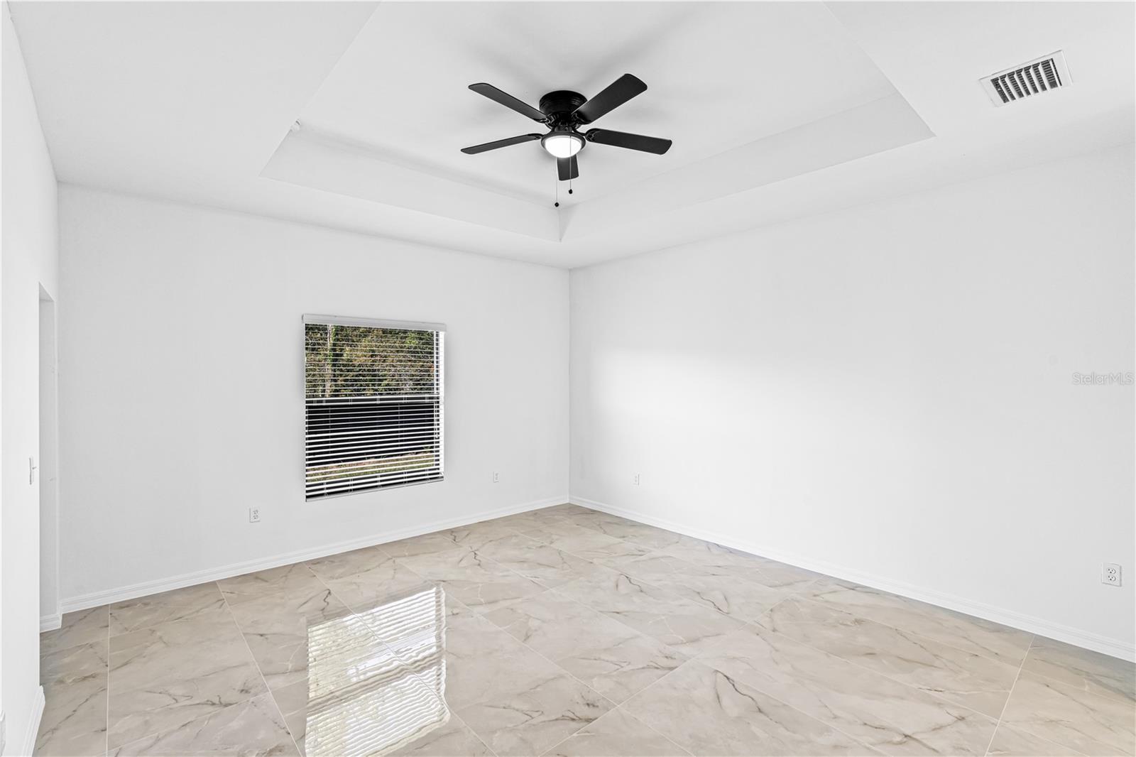 Image 23 of 42 For 920 Barton Street E