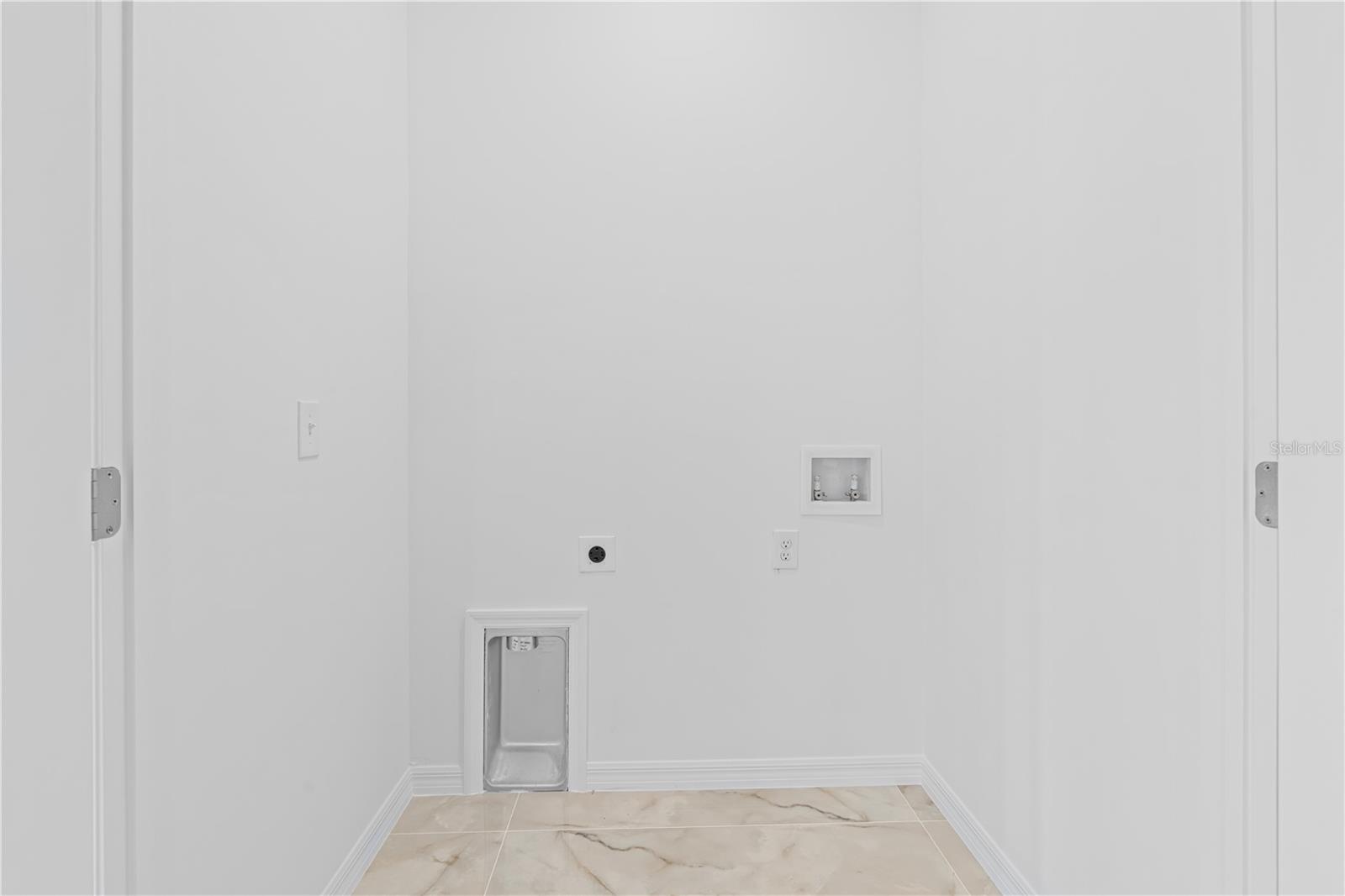 Image 33 of 42 For 920 Barton Street E
