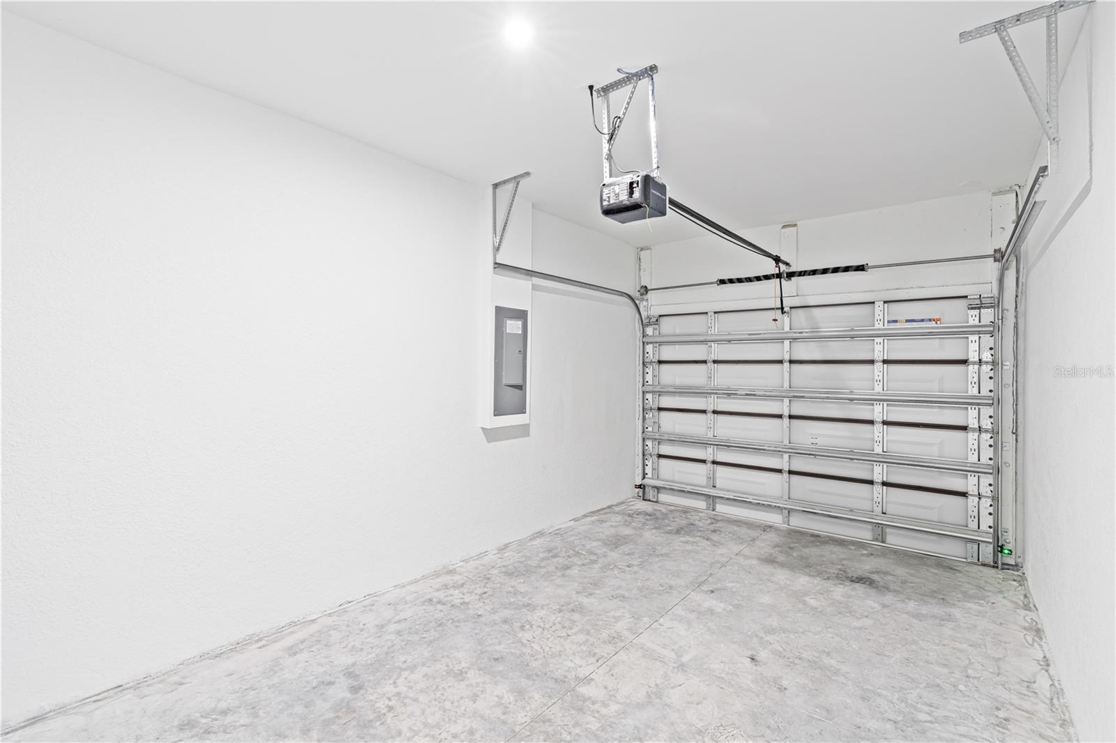 Image 34 of 42 For 920 Barton Street E