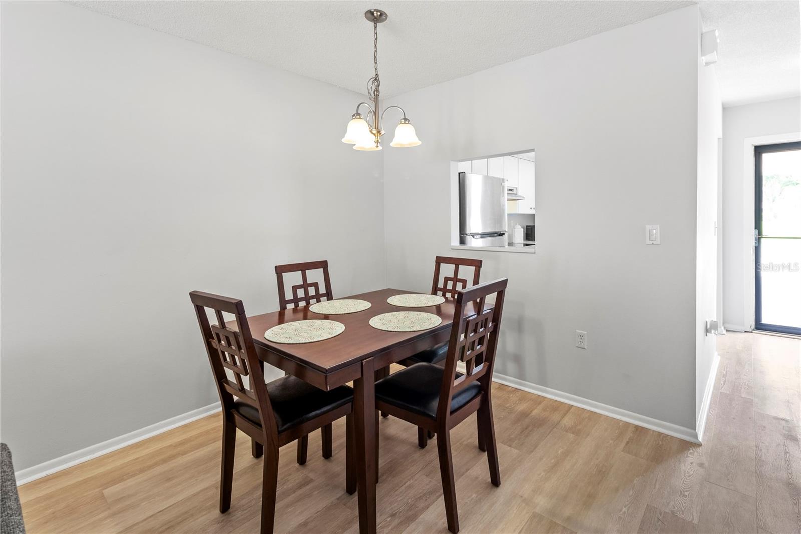 Image 10 of 34 For 643 Park Circle