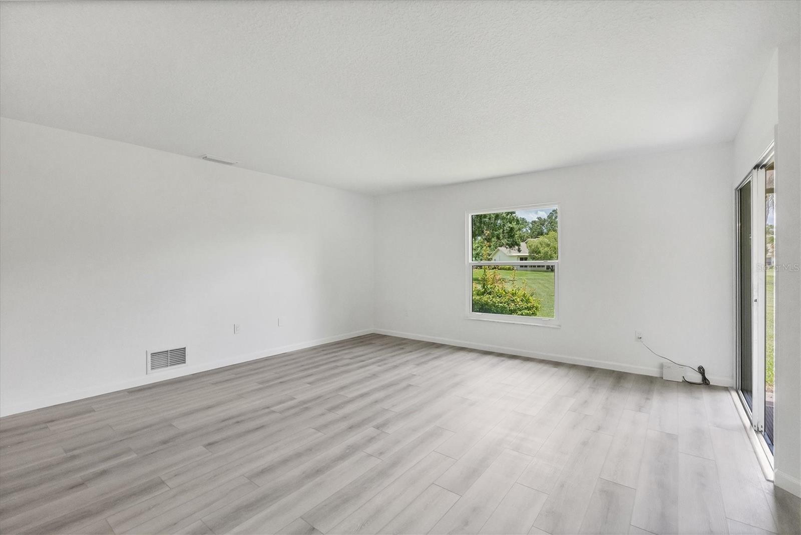 Image 4 of 31 For 4131 Oakhurst Circle W 3133