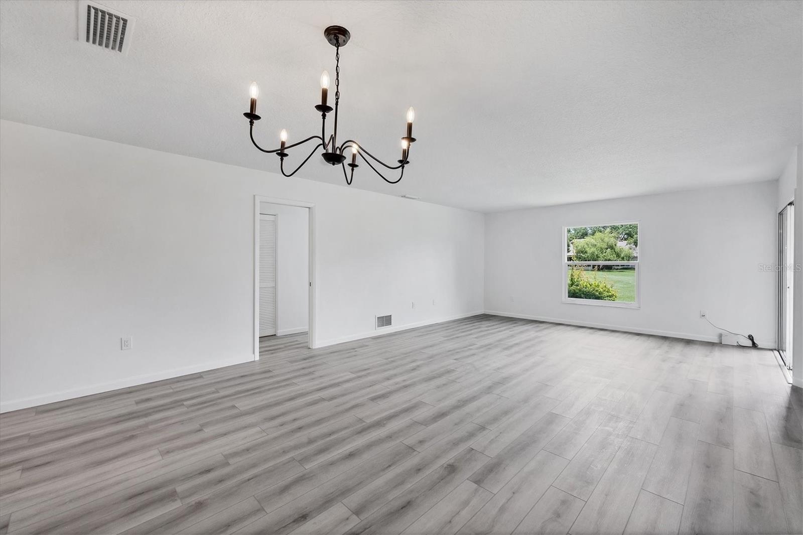 Image 5 of 31 For 4131 Oakhurst Circle W 3133