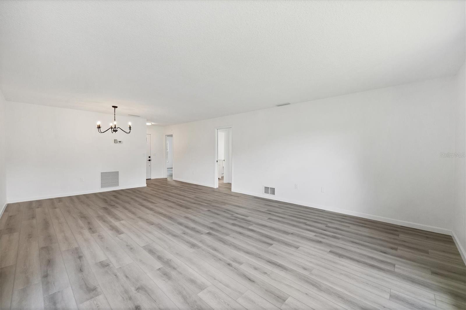 Image 6 of 31 For 4131 Oakhurst Circle W 3133