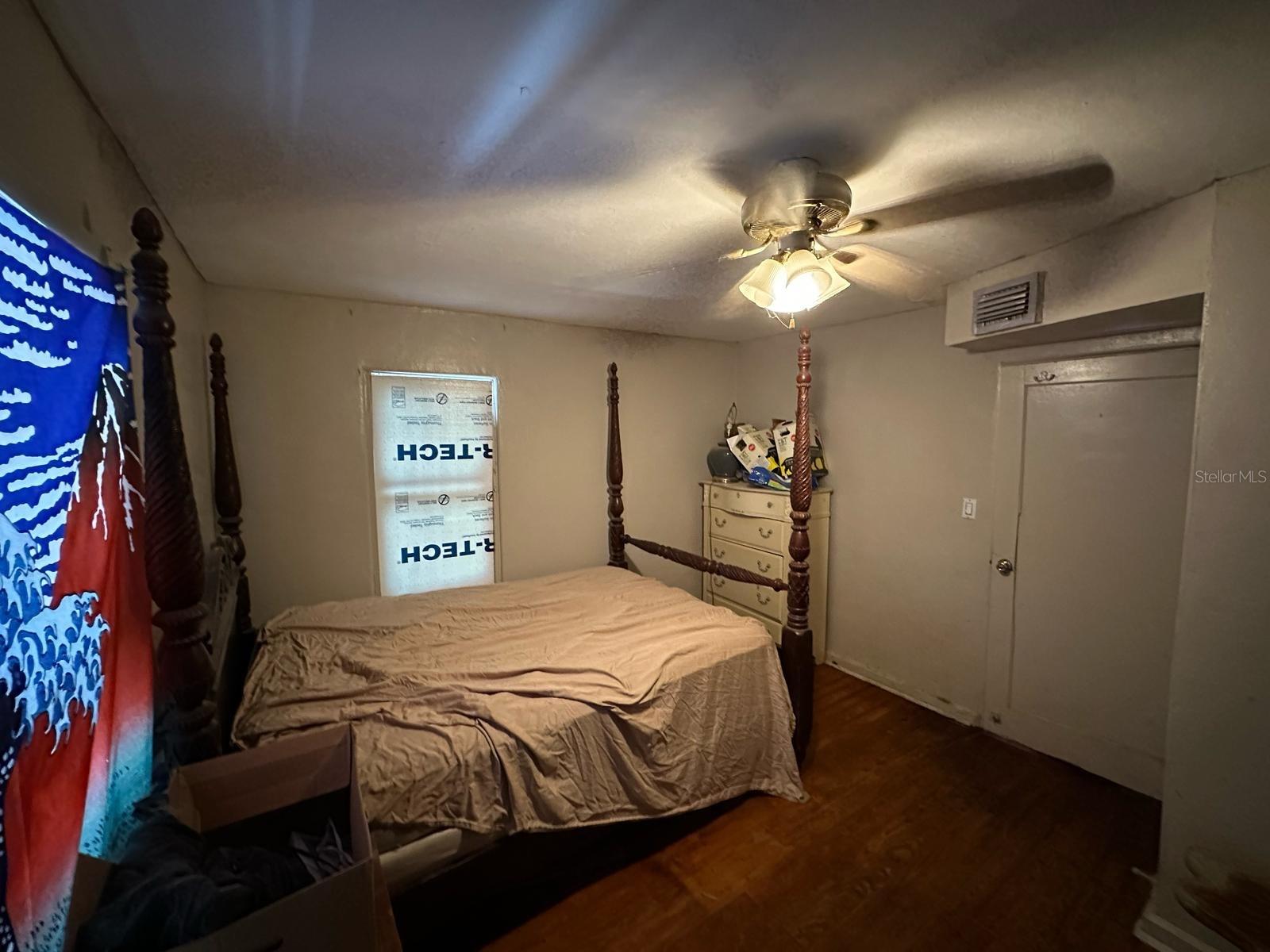 Listing photo id 15 for 2230 50th Avenue N
