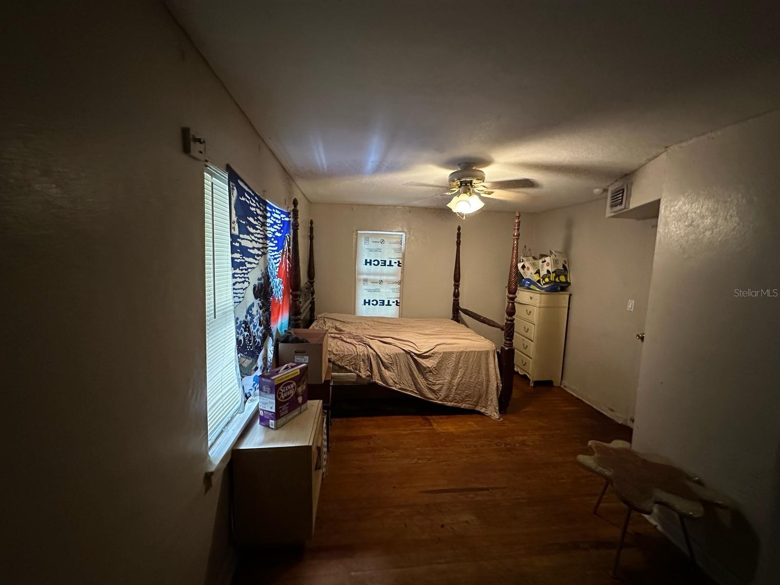 Listing photo id 16 for 2230 50th Avenue N