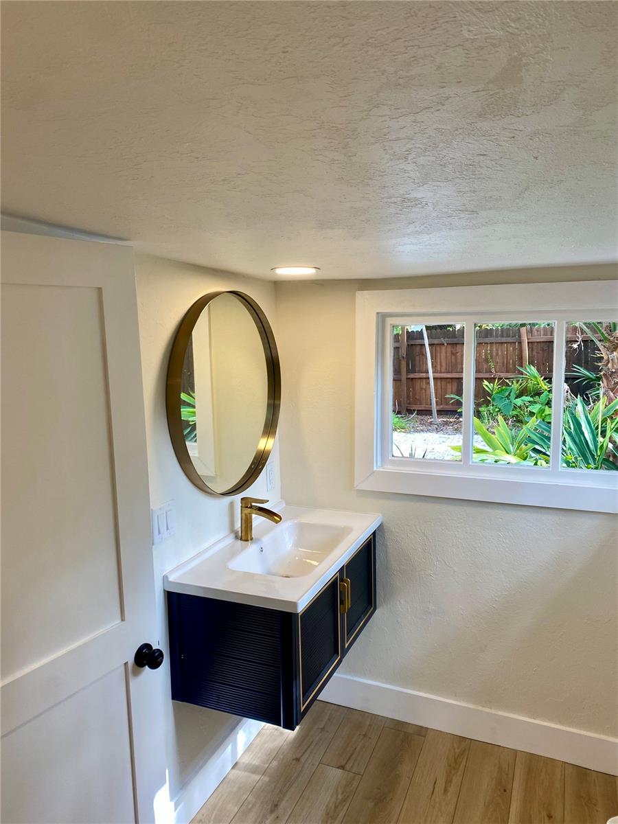 Listing photo id 7 for 1230 35th Street
