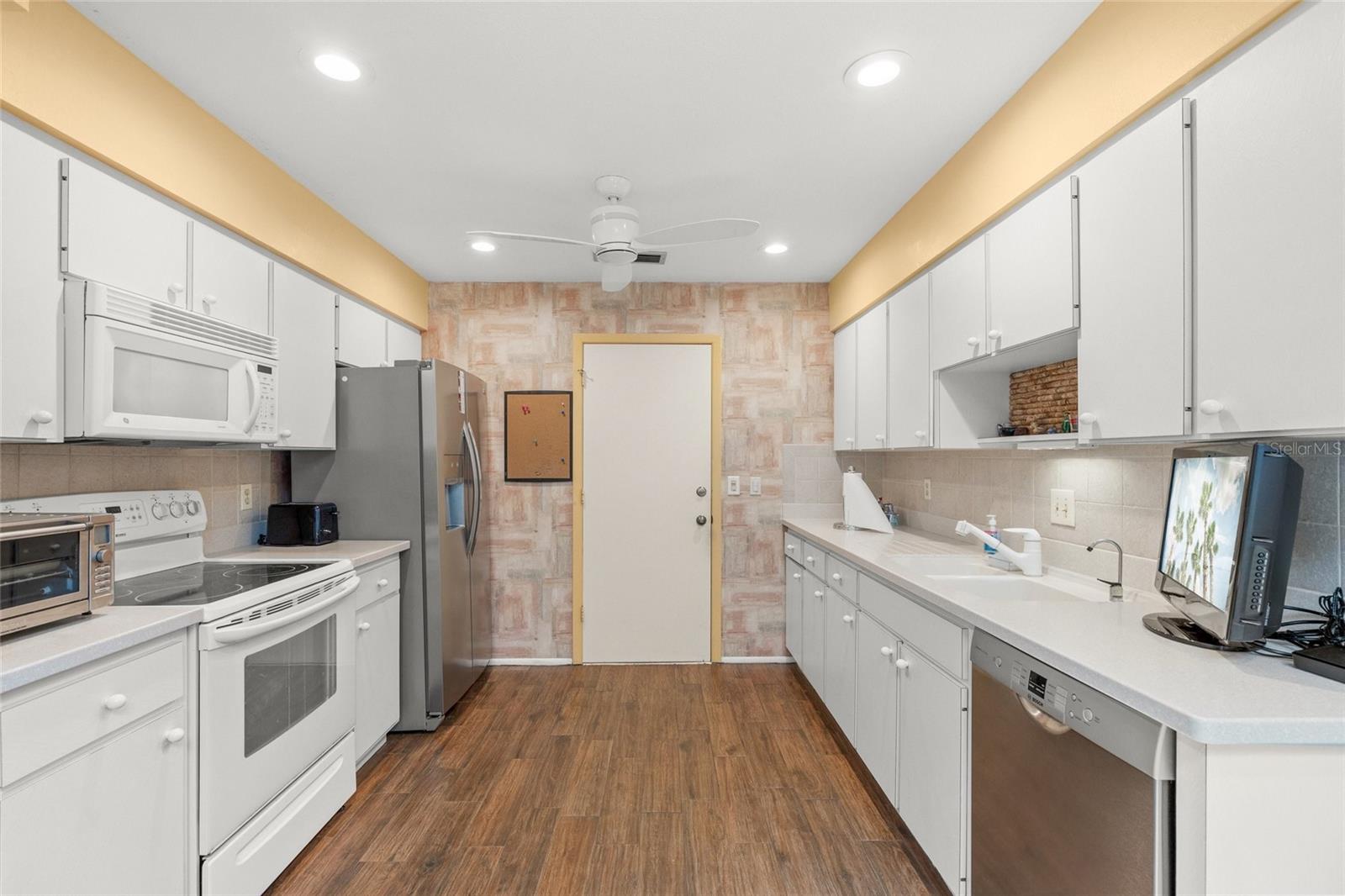 Image 7 of 43 For 4637 Willow Wood Circle 44