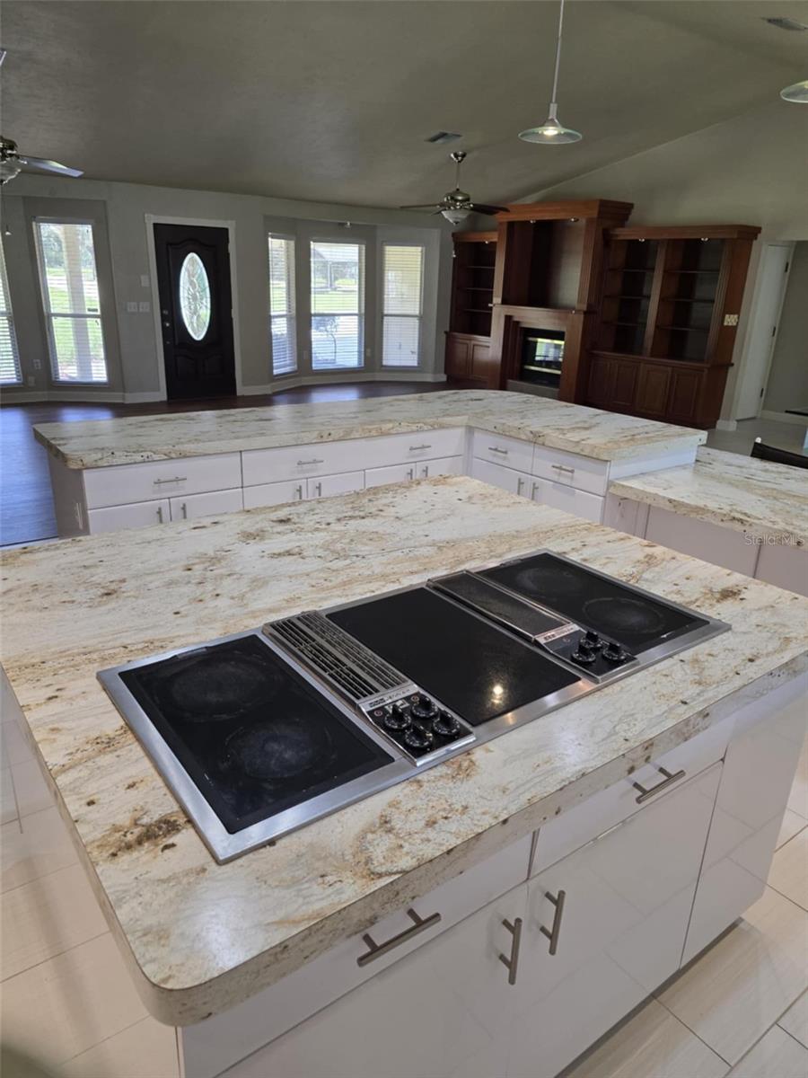 Listing photo id 8 for 3050 114th Street