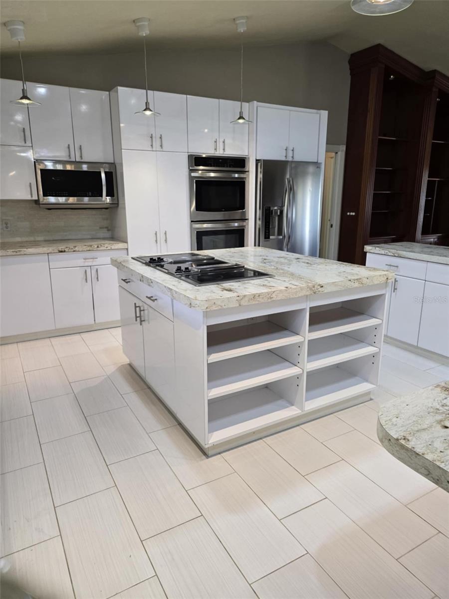 Listing photo id 9 for 3050 114th Street