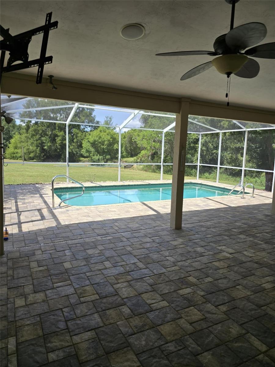 Listing photo id 11 for 3050 114th Street