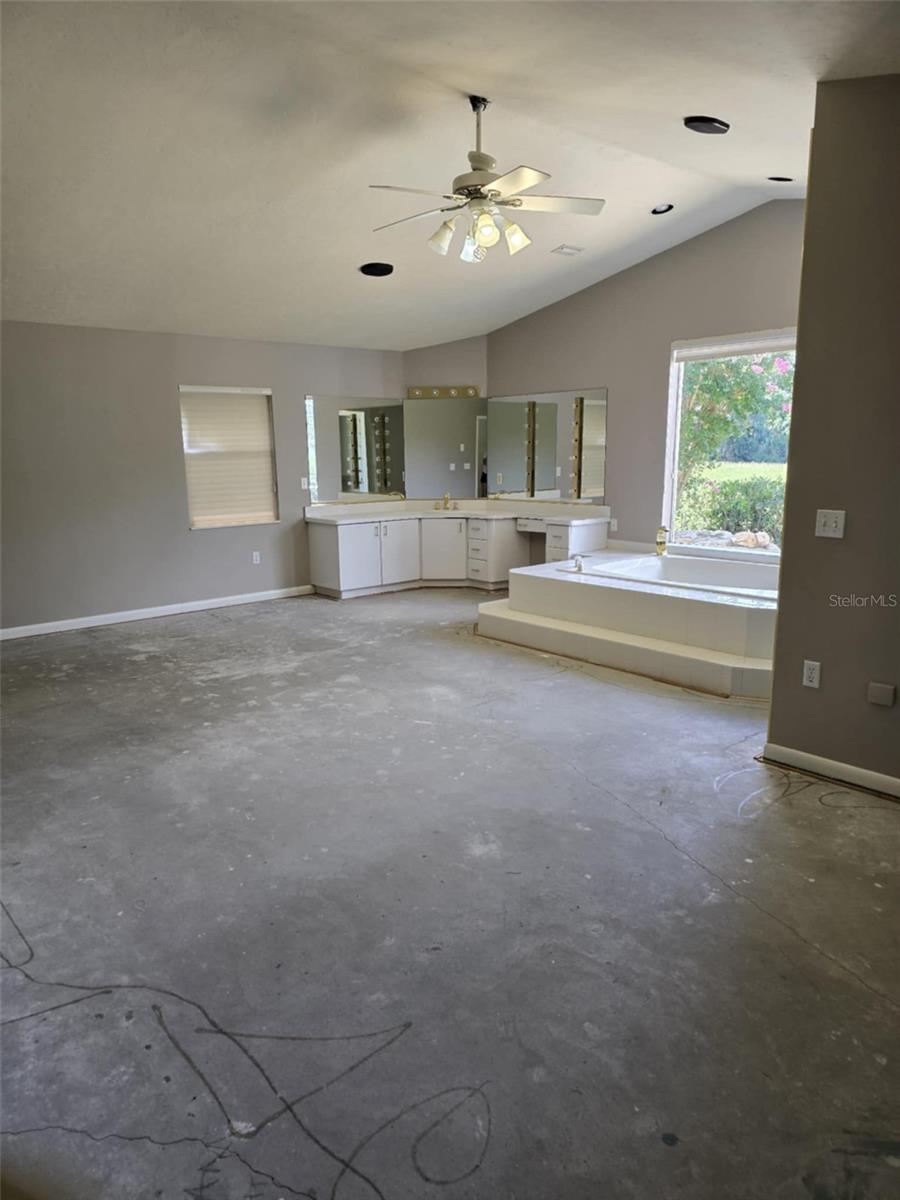 Listing photo id 15 for 3050 114th Street