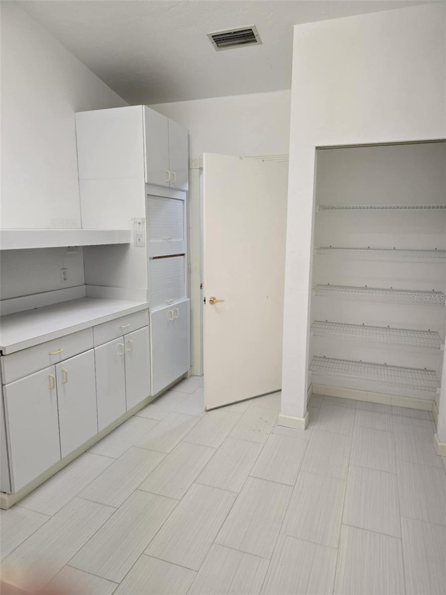 Listing photo id 16 for 3050 114th Street
