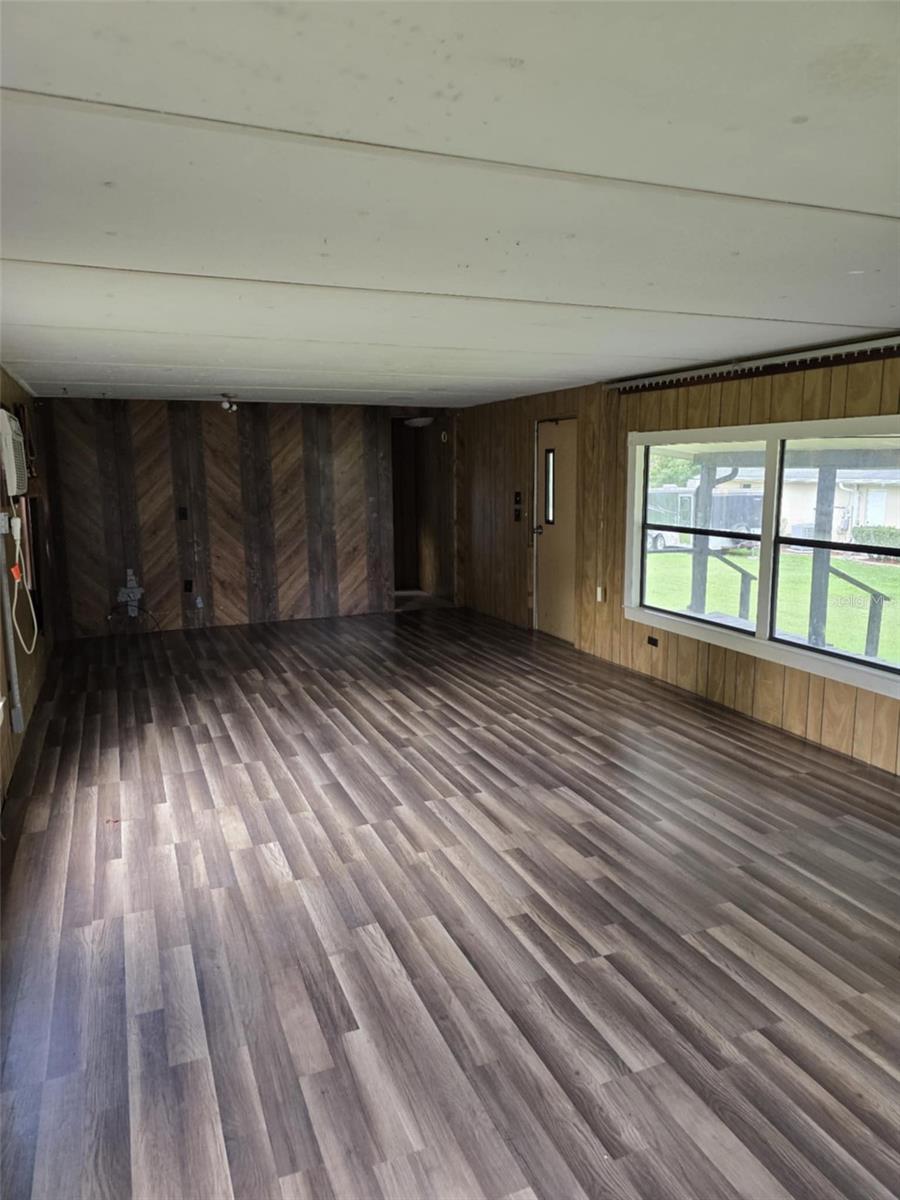 Listing photo id 23 for 3050 114th Street